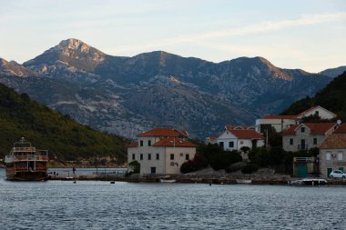 Tivat, Karadağ - 20 Ekim 2020 Ünlü Boka Kotorska Körfezi, Dinarik Alpler 'in Rocky Dağları ve Adriyatik Denizi manzarası.