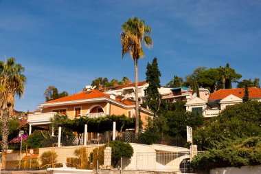 Herceg Novi, Karadağ - 20 Ekim 2020: Modern bir şehrin evleri, otelleri.