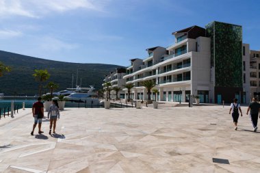 Portonovi, Karadağ, 20 Ekim 2020: Adriyatik Denizi kıyısındaki Boka Kotor Körfezi 'nin vahşi güzellikleri arasında yer alan huzurlu Akdeniz tarzı bir tatil köyünün Marina' sı.