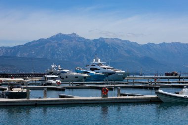 Tivat, Karadağ - 20 Ekim 2020, Elysium yatı marinaya yanaştı.