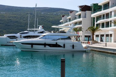 Portonovi, Karadağ, 20 Ekim 2020: Lüks yat Prestij 630 marina. Adriyatik Denizi 'ndeki Boka Kotorska' nın vahşi güzelliğinin ortasında huzurlu bir Akdeniz tarzı tatil köyü..