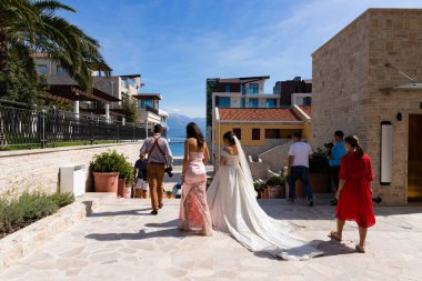 Portonovi, Karadağ, 20 Ekim 2020: Düğün atölyesi, hazırlık süreci. Fotoğrafçı, güzel beyaz elbiseli gelin, pembe elbiseli nedime..