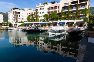 Tivat, Karadağ - 20 Ekim 2020, Riva Motor yatı, lüks sınıf, Adriyatik kıyısında bir marinaya yanaşıyor.