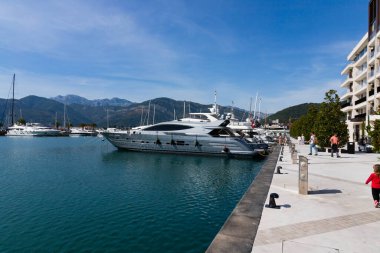 Tivat, Karadağ - 20 Ekim 2020 Limanda bir sürü lüks yat, motor ve yelkenli.