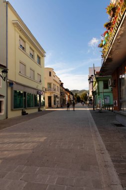Cetinje, Karadağ - 22 Ekim 2020, Karadağ 'ın dağlık vadisindeki ünlü bir ortaçağ kasabası olan Çetince' nin eski tarihi mimarisi