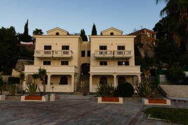 Herceg Novi, Karadağ - 20 Ekim 2020: Modern bir şehrin evleri, otelleri.