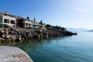 Herceg Novi, Karadağ - 20 Ekim 2020: Modern bir şehrin evleri, otelleri.