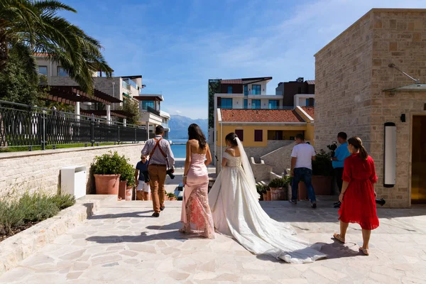 Portonovi, Karadağ, 20 Ekim 2020: Düğün atölyesi, hazırlık süreci. Fotoğrafçı, güzel beyaz elbiseli gelin, pembe elbiseli nedime..