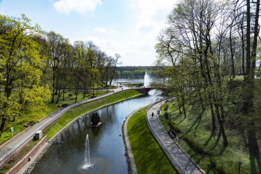 Pınarı ve çeşmeleri olan yeşil bir park. Yukarıdan bak. Manzara