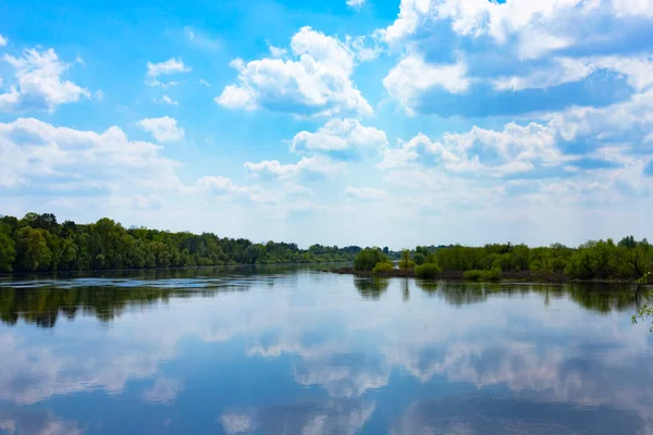 Amplio Río Con Costas Verdes Cielo Con Nubes — Foto de Stock