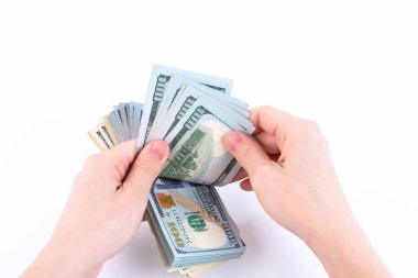 Kadın eli, para saymak, 100 dolarlık banknotlar. Beyazda izole edilmiş. Boşluğu kopyala.