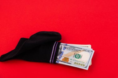 Bir para çorabı, çorabın içine gizlenmiş 100 dolarlık banknotlar. Tasarruf ve depolama kavramı. Boşluğu kopyala.