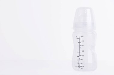 Beyaz arka planda emziği olan bebek besleme şişesi. Boşluğu kopyala.