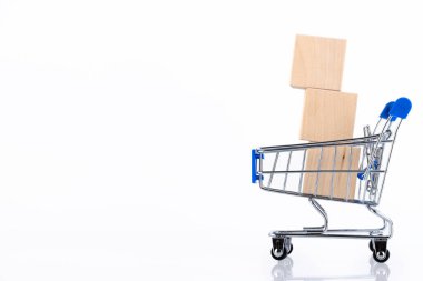 Alışveriş sepeti, içinde üç tahta blok olan sepet. Beyaz arka planda izole edilmiş. Boşluğu kopyala.