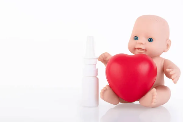 Muñeca Nena Con Corazón Rojo Las Manos Concepto Protección Infantil — Foto de Stock