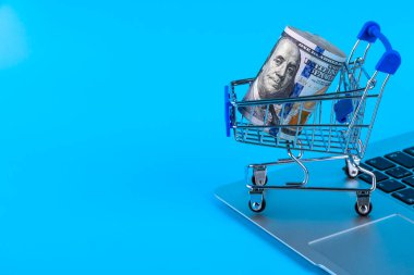 Alışveriş arabası ve bilgisayar faresi, yüz dolarlık online alışveriş konsepti. Boşluğu kopyala.