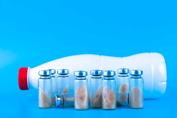 Injekční Lahvičky Ampulky Suchým Probiotikem Bifidobakterií Lahvička Mlékem Modrém Pozadí — Stock fotografie