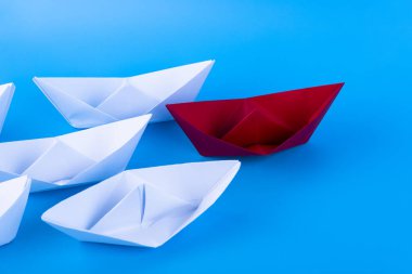 Kırmızı, beyaz, mavi arka planda bir gemi. Lider konsepti. Boşluğu kopyala.