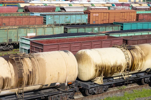 Demiryolunda petrol tankları olan bir yük treni. Arabalarda yağ var. Köşe vagonları demiryolu lojistiği. Yağ taşımacılığı. Petrokimyasal tanklar.