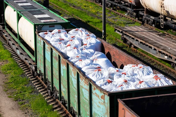 Büyük çantalarda gübrelerin ve vagonların demiryolu ile taşınması. Gübre vagonları, yük treni..