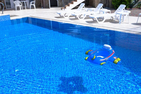 Piscine Avec Échelle Bleue Pour Descente Ascension Dans Eau Les — Photo