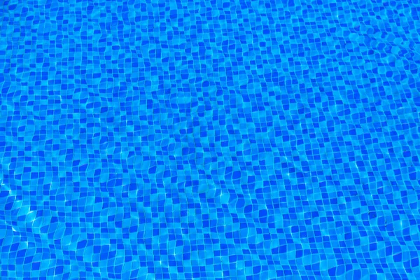 Mavi Fayanslı Yüzme Havuzunda Dalgalanmaları Mavi Turkuaz Havuz Suyu Güneş — Stok fotoğraf