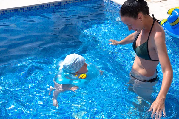 아름다운 그리고 아이들의 부풀장에 아이들은 휴가중인 수영장에 있습니다 — 스톡 사진