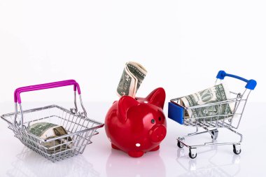 İçinde para ve alışveriş sepetleri olan kırmızı domuz kumbarası. Uzayı kopyala Seçici odaklanma. Kriz konsepti, gıda kıtlığı.