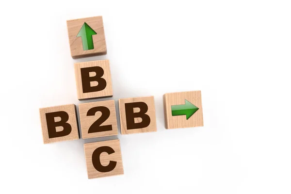 B2B ve B2C kelimeleri tahta küplerle bulmaca şeklinde toplandı. Boşluğu kopyala