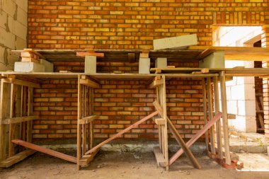 Yeni kırmızı tuğla duvar. Çalışma süreci.