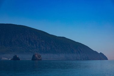 Ayu Dag Dağı, sabahın erken saatlerinde Karadeniz 'in arka planında.