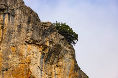 Kırmızı taş, pembemsi sarı mermer kireç taşından bir kayadır..