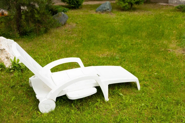 Chaise Longue Plastique Blanc Sur Une Pelouse Verte — Photo