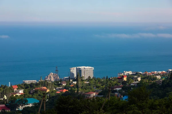 青い海と空を背景に丘から見るグルズフ — ストック写真