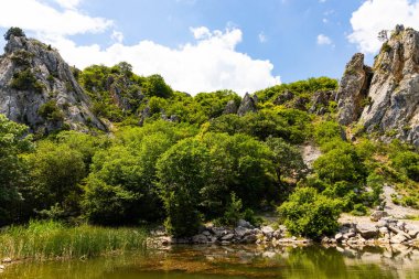 Kızıl kaya, Kırım yarımadasının güney kıyısındaki Gurzuf vadisinde, deniz seviyesinden 430 metre yükseklikte yer alan bir uçurum..