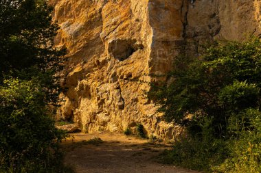 Kırmızı taş, pembemsi sarı mermer kireç taşından bir kayadır..