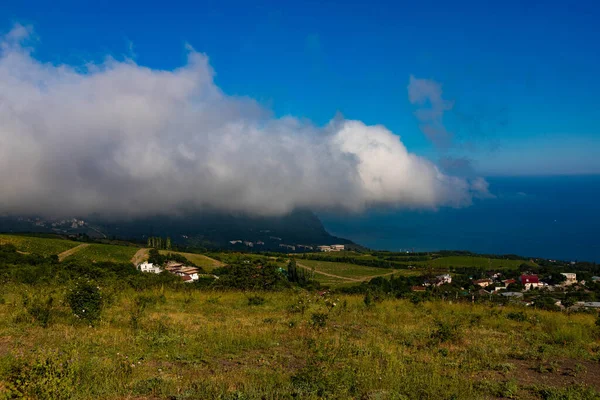 Гора Даг Облаками Фоне Черного Моря Рано Утром — стоковое фото