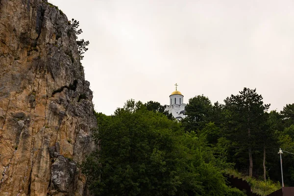 Pedra Vermelha Vermelha Uma Rocha Pedra Calcária Marmorizada Amarelo Rosada — Fotografia de Stock