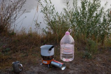 Doğada piknik. Gaz ocağı ve bir kupa sıcak çay..