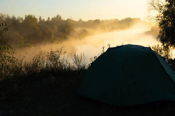 Πράσινη Τουριστική Σκηνή Δίπλα Στο Ποτάμι Ξημέρωμα Πρωινή Φθινοπωρινή Ομίχλη — Φωτογραφία Αρχείου
