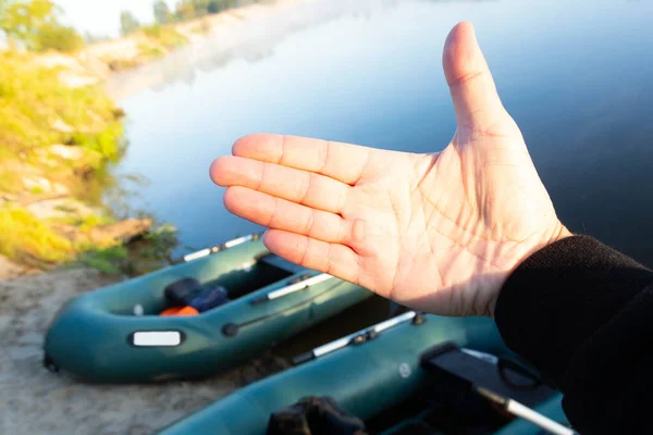 Dłoń Męskiej Dłoni Mazolem Wiosła Tle Dwóch Gumowych Nadmuchiwanych Łodzi — Zdjęcie stockowe