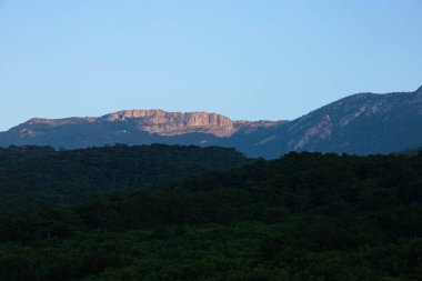 Gün doğarken Dağ Vadisi. Doğal yaz manzarası