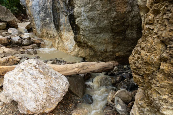 雨の後の汚れた山の川 野生の岩の間で — ストック写真