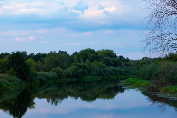 Zachód Słońca Dziczy Nad Rzeką — Zdjęcie stockowe