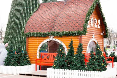 Sokakta yılbaşı ve yılbaşı süsleri. Yeni Yıl Sayıları 2022.