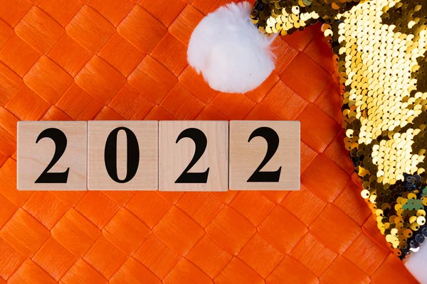 Nouvel 2022 Chapeau Doré Santa Claus Barbe Sur Fond Orange — Photo