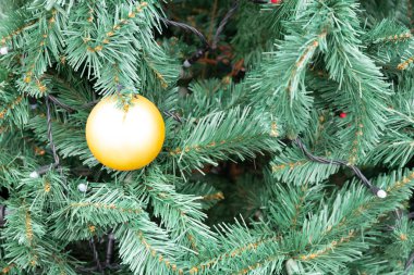 Noel arkaplanı, yılbaşı süslemeleri, yılbaşı ağacında çok renkli balolar. Boşluğu kopyala.