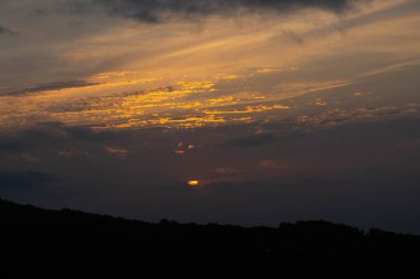 Gün doğarken Dağ Vadisi. Doğal yaz manzarası