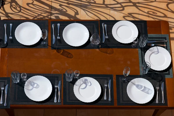 Tabaklar Bardaklar Çatallar Bıçaklarla Dolu Yemek Masası Yiyeceksiz Yukarıdan Görüntüle — Stok fotoğraf