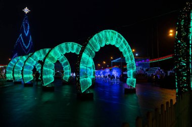 Sokakta yılbaşı ve yılbaşı süsleri. Yeni Yıl Sayıları 2022.